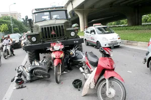 Sĩ tử đi thi bị xe biển đỏ đâm