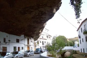 Lạ: Cả thị trấn nằm dưới... một hòn đá khổng lồ