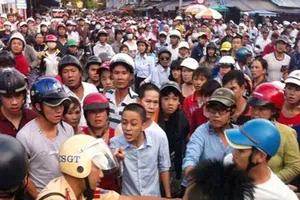 Một cảnh sát giao thông bị hàng trăm người vây đánh