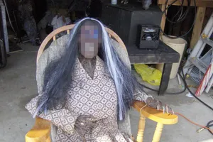 Cô gái kinh dị ăn ngủ bên xác phân hủy của mẹ suốt 3 năm