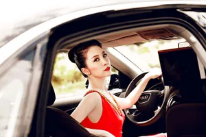 Linh Nga “múa” trong xe sang nhất của Audi tại Việt Nam