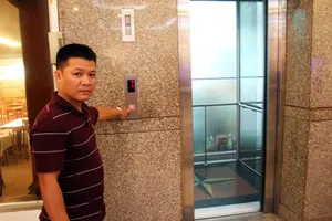 Cứu 15 người bị kẹt trong thang máy ở trung tâm Sài Gòn