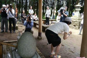 Lạ: Ngôi đền chữa bệnh trĩ ở Nhật