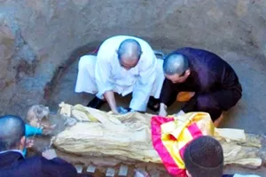 Kì lạ: Di cốt hòa thượng đã chôn mấy chục năm mà không phân hủy