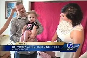 Bé gái có mái tóc dựng đứng do mẹ bị sét đánh lúc mang thai