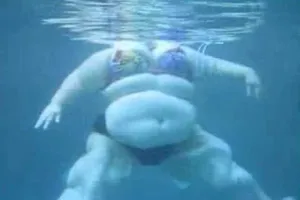 Nhảy sông tự tử bất thành vì... quá béo