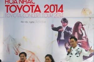 Tùng Dương hát “Chiếc khăn piêu” với giàn nhạc giao hưởng