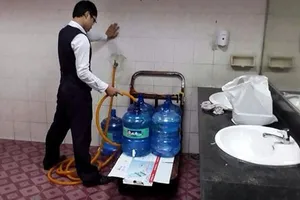 Sân bay Tân Sơn Nhất giải thích việc lấy nước từ toilet cho vào bình nước khoáng