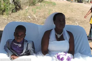 Sốc: Đám cưới của cô dâu 62 tuổi với chú rể... 9 tuổi