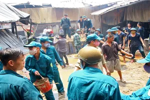 Vất vả vì cháy kho cồn giữa trưa hè