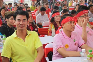 Hàng ngàn người tham gia ngày hội hiến máu Giọt hồng tri ân 2014.