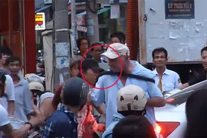 Ông Tây bị hành hung giữa phố Đà Nẵng