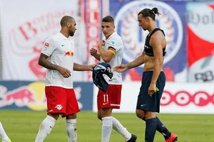 Hai cầu thủ hạng nhì tranh nhau chiếc áo đấu của Ibrahimovic