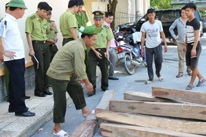 Vụ Bộ Công an bắt kiểm lâm nhận hối lộ 100 triệu đồng: Tạm đình chỉ công tác hai cán bộ