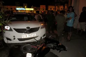 Mâu thuẫn vì tình, tài xế Taxi Vinasun lao thẳng xe vào tình địch