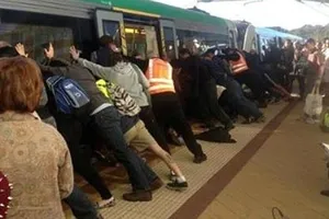 Hành khách xúm vào đẩy nghiêng xe lửa cứu người