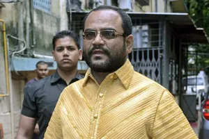 Mặc áo sơ mi bằng vàng ròng nặng 4 kg trong tiệc sinh nhật