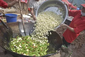 Bữa ăn kỷ lục dành cho 3.000 người - nạn nhân động đất tại TQ