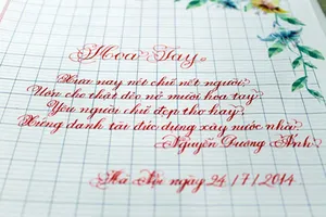 Thầy Ánh, biệt tài viết chữ ngược đẹp như tranh và cây bút mài nổi tiếng