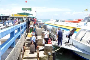 Không được mua đồ “chợ trời” gắn vào tàu cánh ngầm