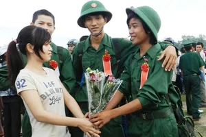 “Công, viên chức phải nhập ngũ”: Bình đẳng hay tạo thêm phiền phức, tiêu cực?