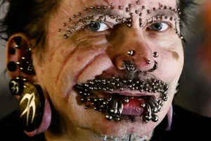 Bị trục xuất vì đeo quá nhiều… đinh tán