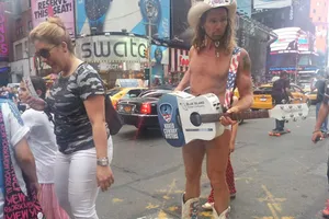 Cao bồi khỏa thân và thành phố không ngủ