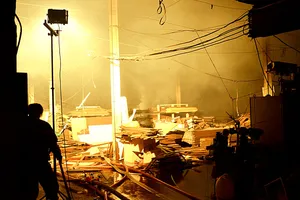 Bất lực nhìn lửa bao trùm công ty gỗ rộng hàng ngàn mét vuông