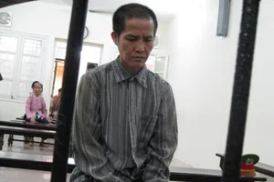 Phóng hỏa đốt nhà tình địch vì bị “nẫng” mất vợ