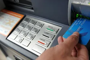 Ông Tây rút hàng trăm triệu đồng bằng hàng chục thẻ ATM giả