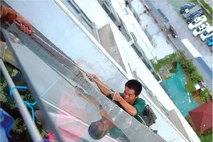 Cậu bé cắt dây an toàn của công nhân xây dựng vì… làm ồn