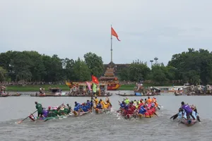 Sôi động lễ hội đua ghe truyền thống trên sông Hương