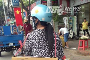 Mẹ đeo bảng tìm con gái khắp phố Sài Gòn