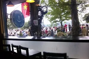 Thanh niên vung tiền triệu cho mọi người rồi từ từ bước xuống... hồ tự tử