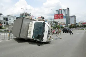 Xe tải lật nhào trên cầu vượt bằng thép