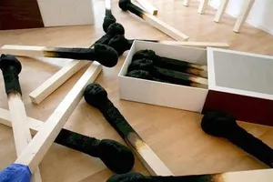 Hết tiền, cá độ bóng đá bằng…Vợ!