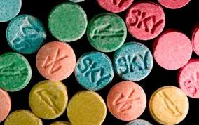 Ẵm con nhỏ, thuê khách sạn hạng sang để… bán ma túy