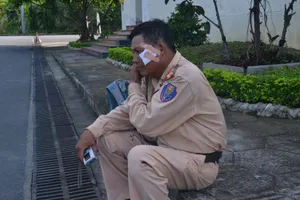 Tài xế container tông thẳng vào xe đặc chủng, rút dao đe dọa CSGT