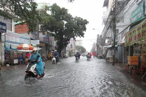 Mưa lớn nhiều tuyến đường ngập như sông