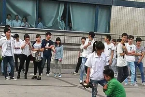 Tỏ tình bị từ chối, chàng trai ôm chân bạn gái van nài