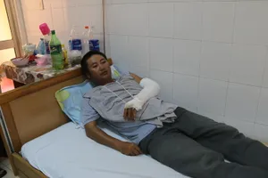 Một cán bộ bị nhóm côn đồ đánh nhập viện