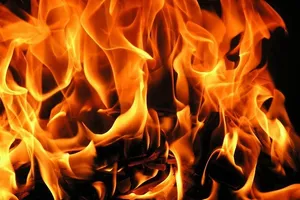 Bị thách thức, chồng đốt vợ