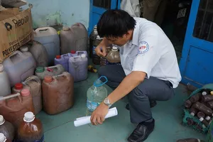 Kinh hãi cơ sở chế biến mắm mất vệ sinh, dòi bò lúc nhúc