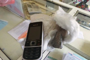 Gửi iPhone 5 nhận 2 cục đá: Bưu điện chấp nhận đền tiền