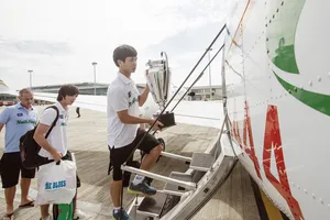 Tuấn Anh, Công Phượng rước cúp vô địch bằng chuyên cơ