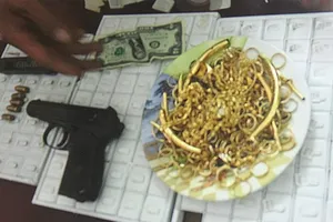 Gần 100 cảnh sát với 8 giờ vây bắt nhóm bịt mặt cướp tiệm vàng