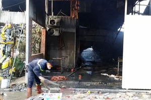 Hà Nội: Cháy lớn tại kho chứa gỗ 