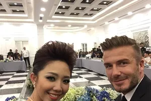 Beckham đánh lẻ chụp hình “tự sướng” với Tóc Tiên