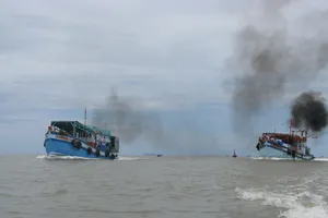 Cứu hộ thành công tàu kéo và xà lan trôi dạt trên biển