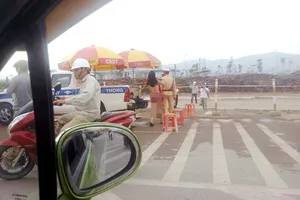 Sốc: Bị lập biên bản, 'thiếu nữ' lăng mạ và... lột quần áo trước mặt CSGT